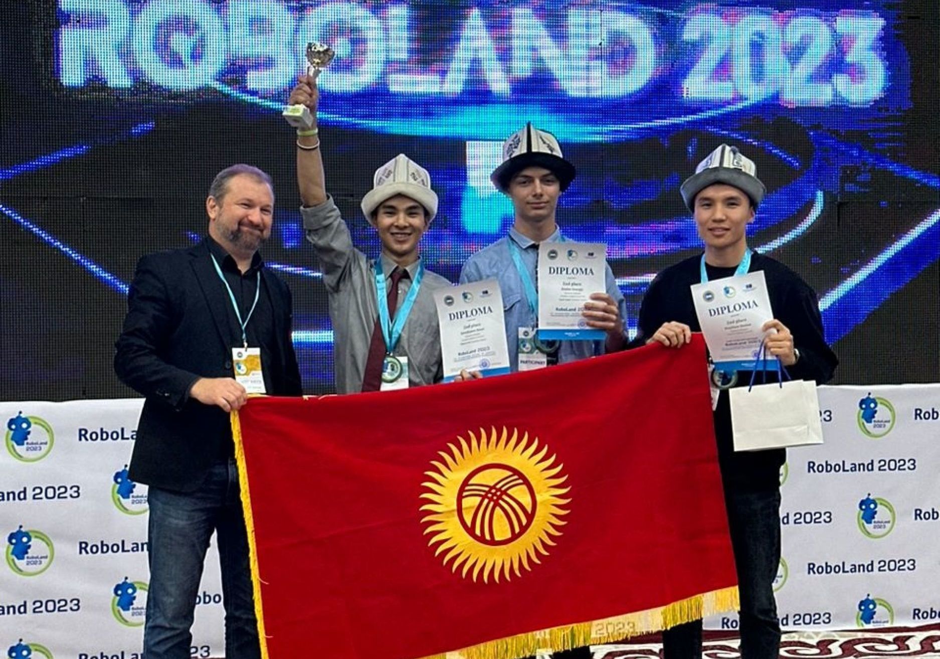 Дроны под контроль, новые сборы для авиакомпаний: в КР изменили Воздушный кодекс